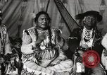 Immagine di Native American Indian Chief lato corto si presenta Fort Browning Montana USA, 1930, secondo 48 filmato di repertorio 65675025293