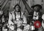 Immagine di Native American Indian Chief lato corto si presenta Fort Browning Montana USA, 1930, secondo 49 filmato di repertorio 65675025293