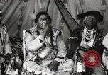 Immagine di Native American Indian Chief lato corto si presenta Fort Browning Montana USA, 1930, secondo 50 filmato di repertorio 65675025293