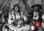 Immagine di Native American Indian Chief lato corto si presenta Fort Browning Montana USA, 1930, secondo 51 filmato di repertorio 65675025293