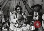 Immagine di Native American Indian Chief lato corto si presenta Fort Browning Montana USA, 1930, secondo 52 filmato di repertorio 65675025293