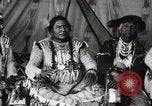 Immagine di Native American Indian Chief lato corto si presenta Fort Browning Montana USA, 1930, secondo 53 filmato di repertorio 65675025293