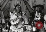 Immagine di Native American Indian Chief lato corto si presenta Fort Browning Montana USA, 1930, secondo 54 filmato di repertorio 65675025293