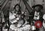 Immagine di Native American Indian Chief lato corto si presenta Fort Browning Montana USA, 1930, secondo 55 filmato di repertorio 65675025293