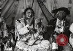 Immagine di Native American Indian Chief lato corto si presenta Fort Browning Montana USA, 1930, secondo 56 filmato di repertorio 65675025293