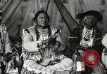 Immagine di Native American Indian Chief lato corto si presenta Fort Browning Montana USA, 1930, secondo 57 filmato di repertorio 65675025293