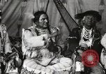 Immagine di Native American Indian Chief lato corto si presenta Fort Browning Montana USA, 1930, secondo 58 filmato di repertorio 65675025293