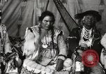 Immagine di Native American Indian Chief lato corto si presenta Fort Browning Montana USA, 1930, secondo 59 filmato di repertorio 65675025293