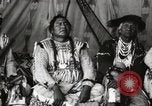 Immagine di Native American Indian Chief lato corto si presenta Fort Browning Montana USA, 1930, secondo 60 filmato di repertorio 65675025293