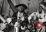 Immagine di Native American Indian Chief Bitterroot JIm introduce se stesso Fort Browning Montana USA, 1930, secondo 6 filmato di repertorio 65675025294