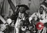Immagine di Native American Indian Chief Bitterroot JIm introduce se stesso Fort Browning Montana USA, 1930, secondo 7 filmato di repertorio 65675025294