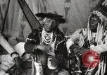 Immagine di Native American Indian Chief Bitterroot JIm introduce se stesso Fort Browning Montana USA, 1930, secondo 8 filmato di repertorio 65675025294