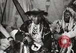 Immagine di Native American Indian Chief Bitterroot JIm introduce se stesso Fort Browning Montana USA, 1930, secondo 9 filmato di repertorio 65675025294