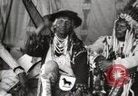 Immagine di Native American Indian Chief Bitterroot JIm introduce se stesso Fort Browning Montana USA, 1930, secondo 10 filmato di repertorio 65675025294