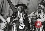 Immagine di Native American Indian Chief Bitterroot JIm introduce se stesso Fort Browning Montana USA, 1930, secondo 11 filmato di repertorio 65675025294