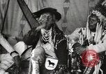 Immagine di Native American Indian Chief Bitterroot JIm introduce se stesso Fort Browning Montana USA, 1930, secondo 12 filmato di repertorio 65675025294