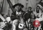 Immagine di Native American Indian Chief Bitterroot JIm introduce se stesso Fort Browning Montana USA, 1930, secondo 13 filmato di repertorio 65675025294