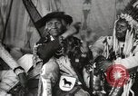 Immagine di Native American Indian Chief Bitterroot JIm introduce se stesso Fort Browning Montana USA, 1930, secondo 14 filmato di repertorio 65675025294