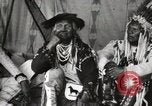 Immagine di Native American Indian Chief Bitterroot JIm introduce se stesso Fort Browning Montana USA, 1930, secondo 15 filmato di repertorio 65675025294