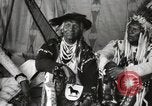 Immagine di Native American Indian Chief Bitterroot JIm introduce se stesso Fort Browning Montana USA, 1930, secondo 16 filmato di repertorio 65675025294