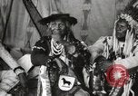 Immagine di Native American Indian Chief Bitterroot JIm introduce se stesso Fort Browning Montana USA, 1930, secondo 17 filmato di repertorio 65675025294