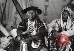 Immagine di Native American Indian Chief Bitterroot JIm introduce se stesso Fort Browning Montana USA, 1930, secondo 18 filmato di repertorio 65675025294
