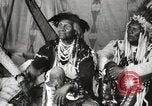 Immagine di Native American Indian Chief Bitterroot JIm introduce se stesso Fort Browning Montana USA, 1930, secondo 19 filmato di repertorio 65675025294