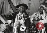 Immagine di Native American Indian Chief Bitterroot JIm introduce se stesso Fort Browning Montana USA, 1930, secondo 20 filmato di repertorio 65675025294
