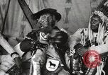 Immagine di Native American Indian Chief Bitterroot JIm introduce se stesso Fort Browning Montana USA, 1930, secondo 21 filmato di repertorio 65675025294