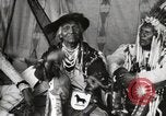 Immagine di Native American Indian Chief Bitterroot JIm introduce se stesso Fort Browning Montana USA, 1930, secondo 22 filmato di repertorio 65675025294