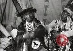 Immagine di Native American Indian Chief Bitterroot JIm introduce se stesso Fort Browning Montana USA, 1930, secondo 23 filmato di repertorio 65675025294