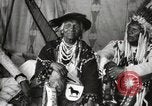 Immagine di Native American Indian Chief Bitterroot JIm introduce se stesso Fort Browning Montana USA, 1930, secondo 24 filmato di repertorio 65675025294