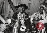 Immagine di Native American Indian Chief Bitterroot JIm introduce se stesso Fort Browning Montana USA, 1930, secondo 25 filmato di repertorio 65675025294