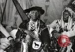 Immagine di Native American Indian Chief Bitterroot JIm introduce se stesso Fort Browning Montana USA, 1930, secondo 26 filmato di repertorio 65675025294