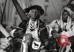 Immagine di Native American Indian Chief Bitterroot JIm introduce se stesso Fort Browning Montana USA, 1930, secondo 27 filmato di repertorio 65675025294