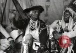 Immagine di Native American Indian Chief Bitterroot JIm introduce se stesso Fort Browning Montana USA, 1930, secondo 28 filmato di repertorio 65675025294