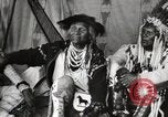 Immagine di Native American Indian Chief Bitterroot JIm introduce se stesso Fort Browning Montana USA, 1930, secondo 29 filmato di repertorio 65675025294