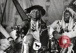 Immagine di Native American Indian Chief Bitterroot JIm introduce se stesso Fort Browning Montana USA, 1930, secondo 30 filmato di repertorio 65675025294