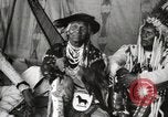Immagine di Native American Indian Chief Bitterroot JIm introduce se stesso Fort Browning Montana USA, 1930, secondo 31 filmato di repertorio 65675025294