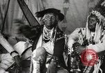 Immagine di Native American Indian Chief Bitterroot JIm introduce se stesso Fort Browning Montana USA, 1930, secondo 32 filmato di repertorio 65675025294