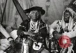 Immagine di Native American Indian Chief Bitterroot JIm introduce se stesso Fort Browning Montana USA, 1930, secondo 33 filmato di repertorio 65675025294
