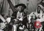 Immagine di Native American Indian Chief Bitterroot JIm introduce se stesso Fort Browning Montana USA, 1930, secondo 34 filmato di repertorio 65675025294