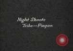 Immagine di Native American Indian Chief germogli di notte si presenta Fort Browning Montana USA, 1930, secondo 6 filmato di repertorio 65675025295