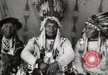Immagine di Native American Indian Chief germogli di notte si presenta Fort Browning Montana USA, 1930, secondo 7 filmato di repertorio 65675025295