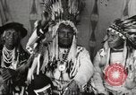 Immagine di Native American Indian Chief germogli di notte si presenta Fort Browning Montana USA, 1930, secondo 8 filmato di repertorio 65675025295