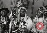 Immagine di Native American Indian Chief germogli di notte si presenta Fort Browning Montana USA, 1930, secondo 9 filmato di repertorio 65675025295