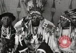 Immagine di Native American Indian Chief germogli di notte si presenta Fort Browning Montana USA, 1930, secondo 10 filmato di repertorio 65675025295