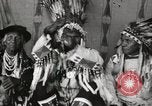 Immagine di Native American Indian Chief germogli di notte si presenta Fort Browning Montana USA, 1930, secondo 11 filmato di repertorio 65675025295