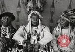Immagine di Native American Indian Chief germogli di notte si presenta Fort Browning Montana USA, 1930, secondo 12 filmato di repertorio 65675025295