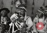 Immagine di Native American Indian Chief germogli di notte si presenta Fort Browning Montana USA, 1930, secondo 13 filmato di repertorio 65675025295